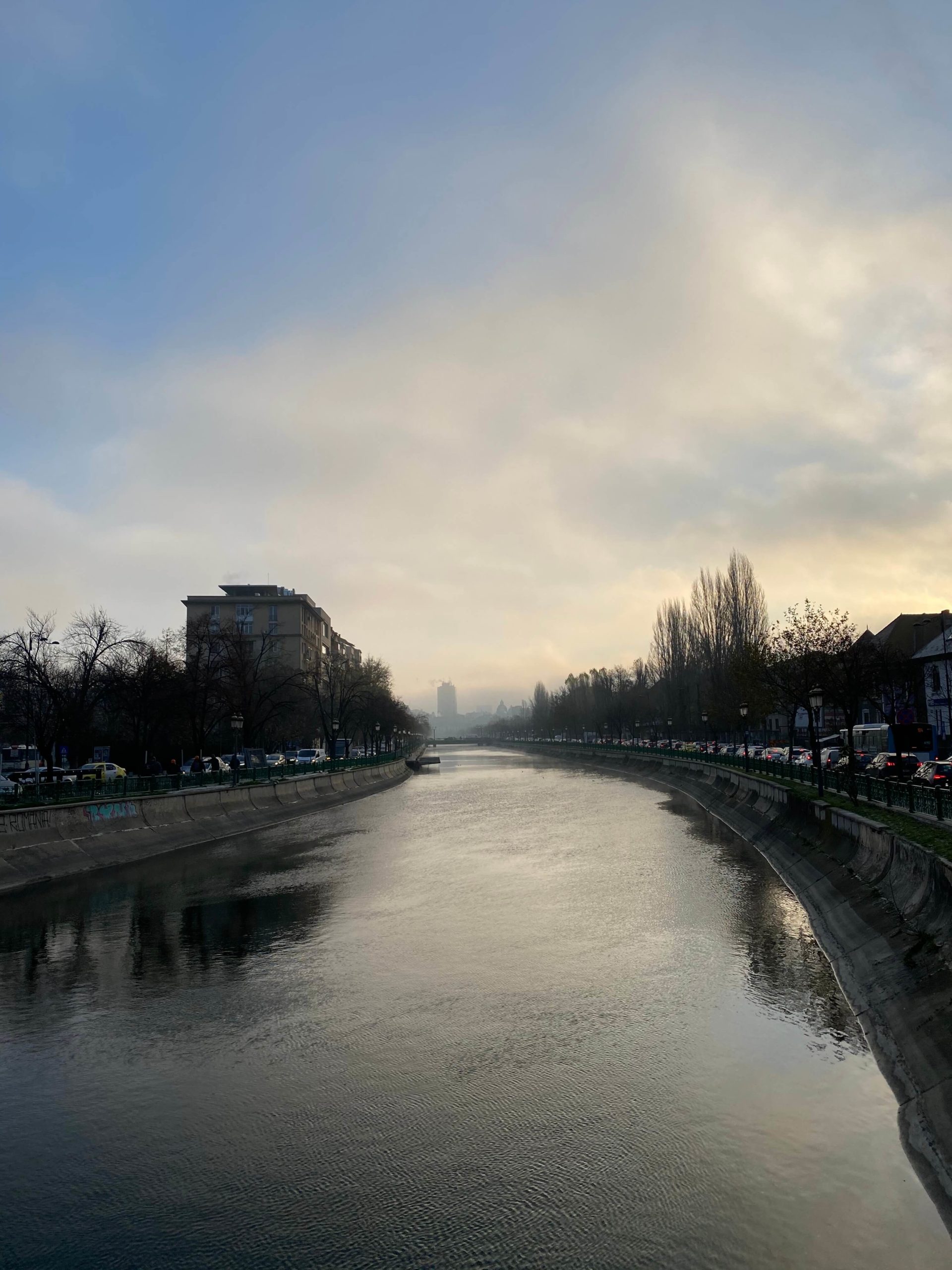 Imagini cu Râul Dâmbovița, Splaiul Independenței din București.