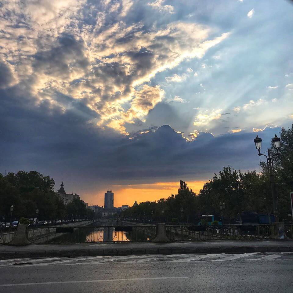 Poză cu răsăritul de Soare văzut de pe strada Petriceicu Hașdeu, lângă Parcul Izvor din București